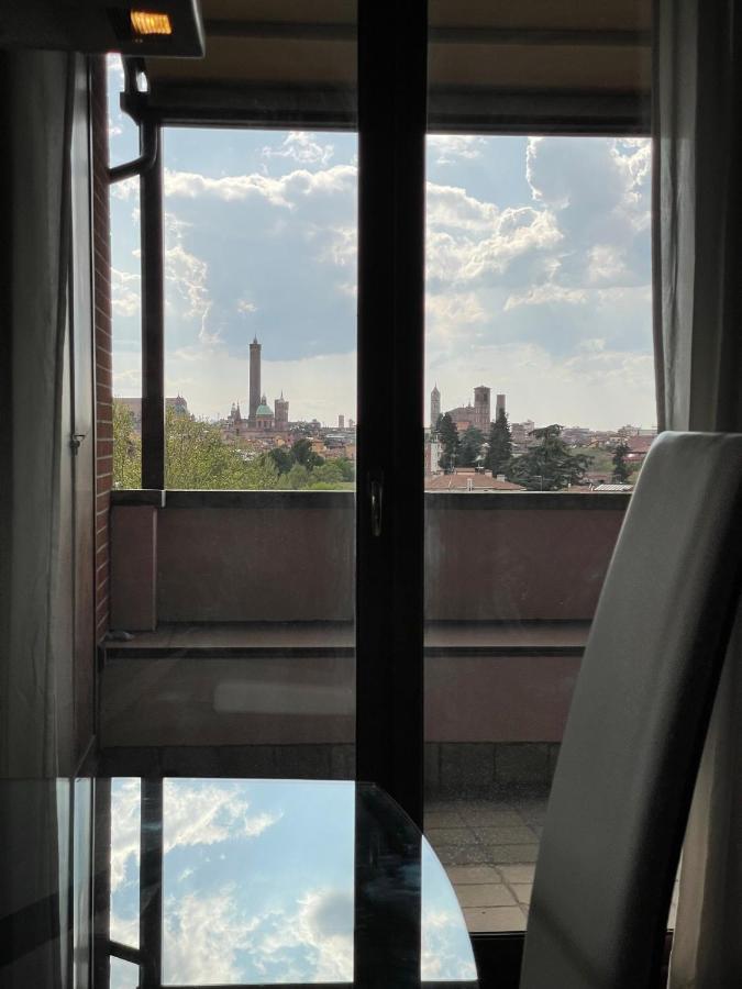 Attico Con Vista Spettacolare E Jacuzzi Apartman Bologna Kültér fotó