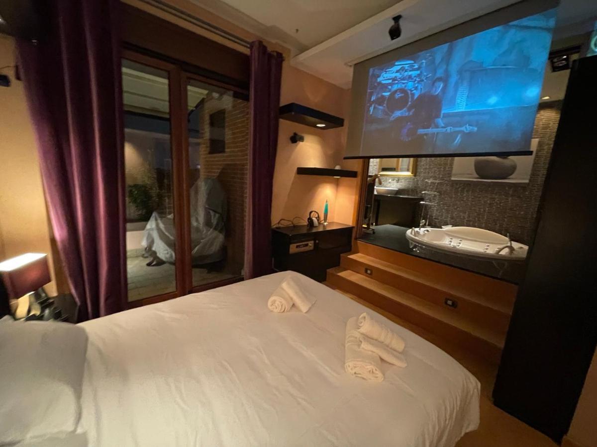 Attico Con Vista Spettacolare E Jacuzzi Apartman Bologna Kültér fotó